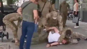 "Они больные!": Полковник США ужаснулся видео мобилизации украинца с младенцем на руках