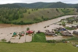 Вышедшая из берегов река топит село в Челябинской области