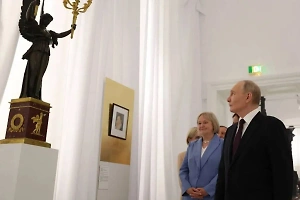 Путин провёл ночь в петербургских музеях