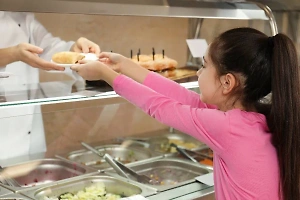 Бесплатное питание изменило пищевые привычки школьников, рассказала Попова