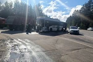 Под Петербургом автобус столкнулся с КамАЗом, пять человек пострадали