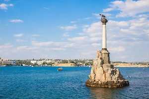 В Подмосковье приспустили флаги в знак скорби по жертвам бесчеловечной атаки на Севастополь