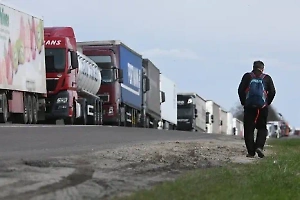 Польша возобновила пропуск грузовиков с Украины через границу