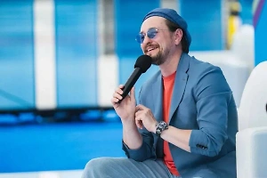 Безруков на VK Fest дал советы начинающим актёрам