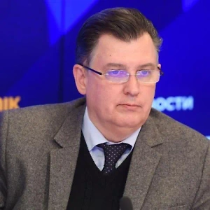На Украине большая утечка кадров. Это не первый случай. В данном случае уехал министр Алексей Чернышов. Раньше были более обыденные случаи. Мог цирковой оркестр не вернуться или сборная, или депутаты. Кстати, депутатов из 450 осталось 398. Ещё один депутат покинул уважаемую в узких кругах организацию. Так что это нормальная ситуация. Люди стараются сбежать.