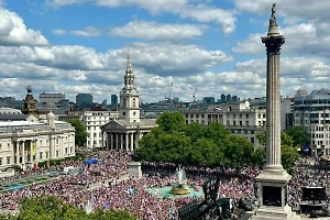 Тысячи британцев вышли на митинг против мигрантов на Трафальгарскую площадь