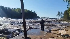 Очевидица — о прорыве дамбы в Карелии: В одном из смытых домов находились ребятишки