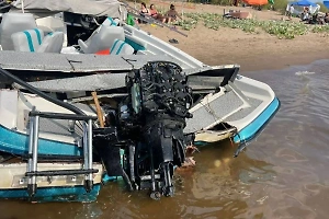 Момент столкновения теплохода и лодки в Самарской области попал на видео