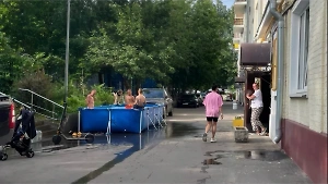 Каркасный бассейн в московском дворе стал яблоком раздора между жильцами