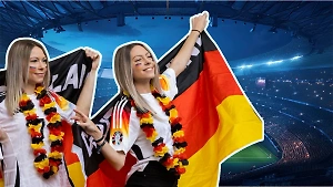 Германия и Испания вышли в четвертьфинал Евро-2024: 10 фото самых красивых болельщиц команд-соперниц