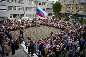 Большинство учеников и родителей одобряют церемонию поднятия флага в школах