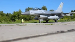 Зеленский записал пафосное видео с F-16 на аэродроме и выдал арсенал самолётов