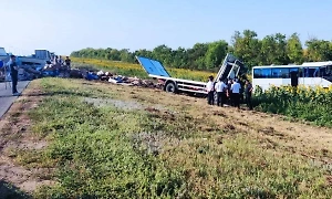 Трое детей пострадали в ДТП с автобусом и фурой под Волгоградом