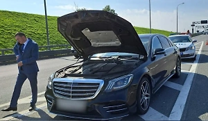 Бизнесмен «‎со связями» обвешал свой Mercedes мигалками и лихачил на дорогах Петербурга