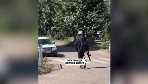 Вооружённого подростка в экипировке заметили на школьной линейке в Бурятии