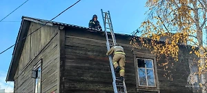 Тела троих детей нашли при тушении пожара в деревянной двухэтажке в Якутске