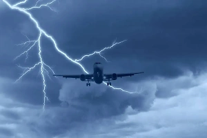 Январская молния дважды ударила в самолёт во время посадки в Томске