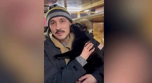 Пропавший после "голой вечеринки" Билан приехал в ДНР с подарками и увёз с собой кота
