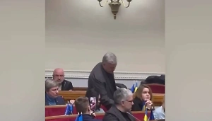 Порошенко закатил скандал в Раде из-за кресла
