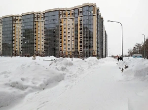 На Урале у многоэтажки найдено тело парня, выпавшего из окна