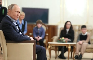 Путин поручил подумать, как поддержать гражданских жён погибших участников СВО