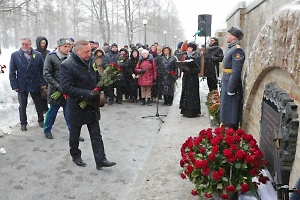 В Петербурге установили памятную плиту о признании блокады Ленинграда геноцидом