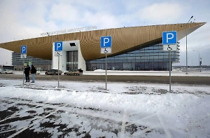 Пермский аэропорт приостановил работу из-за сильного снегопада и бокового ветра