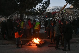 Жители турецкой провинции Хаккяри из-за ночных землетрясений встречали Новый год на улице