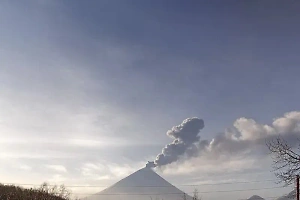 Камчатский вулкан Ключевской дважды выбросил столб пепла на высоту до 7 км