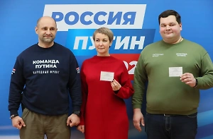 Артём Жога вручил первые удостоверения доверенных лиц Путина в ДНР