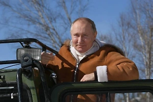 Путин передвигается по Чукотке на снегоболотоходе