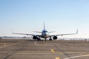 В Кемерове пассажиров высадили из самолёта прямо на взлётно-посадочной полосе