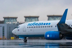 Лихой водитель микроавтобуса "подрезал" самолёт "Победы" в Пулково, едва не сорвав рейс