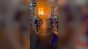"Крыша падает!": Бегство работников Wildberries от огромной стены огня попало на видео