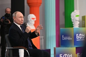 Путин расписался на пластинке Чайковского в ходе встречи со студентами в Калининграде