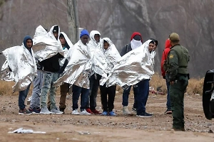 Власти Техаса вывезли в другие штаты США более 102 тысяч нелегальных мигрантов