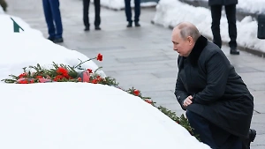 Путин почтил память жертв блокады Ленинграда, возложив венок на Пискарёвском кладбище