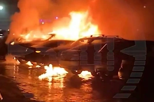 Мог быть поджог: В Петербурге на парковке дотла выгорели шесть автомобилей