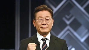 На экс-кандидата в президенты Южной Кореи Ли Чжэмёна напали с ножом в Пусане