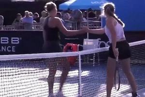 Украинка и россиянка пожали руки после матча на юниорском Australian Open