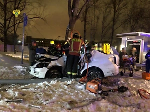 В Москве автомобиль влетел в столб и насмерть сбил человека на остановке