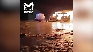 Хотел погреться: Микроавтобус рыбака выгорел дотла прямо на льду в Приморье