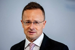 Глава МИД Венгрии назвал "старым военным психозом" выделение средств Украине