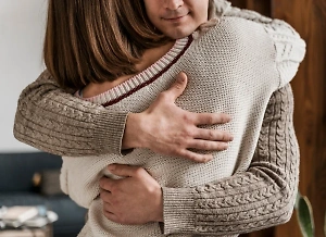 Кардиолог объяснила, как обнимашки с любимым человеком влияют на самочувствие