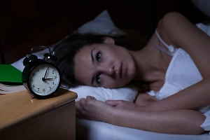 От проблем со щитовидкой до обжорства: Врач назвала главные причины внезапных ночных пробуждений