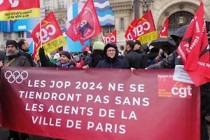 В Париже протестующие против Олимпиады-2024 включили гимн СССР под окнами мэрии