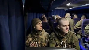 Минобороны показало кадры возвращения 248 российских военных из плена