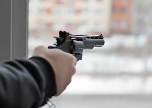 Россиянин расстрелял, изрезал ножом и избил бывшую за "неправильное" воспитание ребёнка