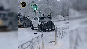 В Салехарде помощница судьи на Kia протаранила автозак, перевозивший убийцу