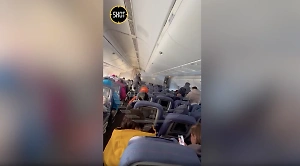 На видео сняли "адский лагерь" с 413 россиянами в самолёте, которые ждали вылета на Шри-Ланку всю ночь